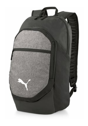 Zaino nero e grigio con un pannello frontale grigio testurizzato, zip prominente e logo bianco. Spallacci e lati imbottiti per il comfort.