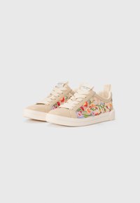 Beige sneakers med blomsterbroderi i rosa, blått og grønt på sidene, med snøring og strukturerte gummisåler.