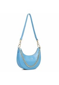 Borsa in pelle blu con forma curvata, caratterizzata da un accento in catena dorata e una sottile tracolla regolabile. Chiusura con zip sulla parte superiore.