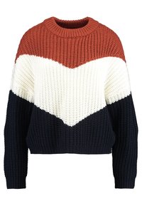 Gruby sweter z dzianiny z okrągłym dekoltem, w kolorach rdzawym, kremowym i granatowym, z wzorem chevron na klatce piersiowej.
