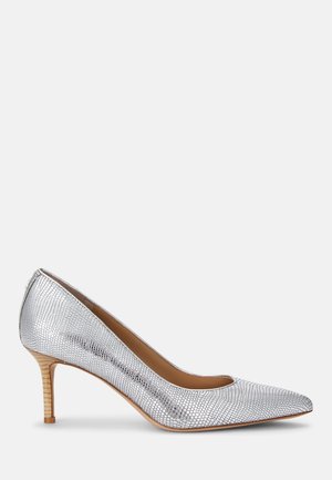 Escarpin à bout pointu en cuir argenté texturé avec un talon moyen en bois superposé et une doublure intérieure couleur fauve.