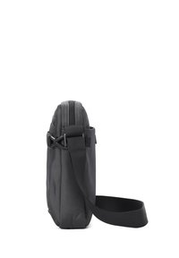 Borsa a spalla nera in nylon con finitura testurizzata, dotata di una cerniera laterale, tracolla regolabile e design minimalista. Accenti con cuciture grigie.