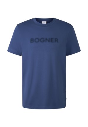 Blaues kurzärmliges T-Shirt mit unscharfem schwarzem "BOGNER"-Text, der über die Brust gedruckt ist.