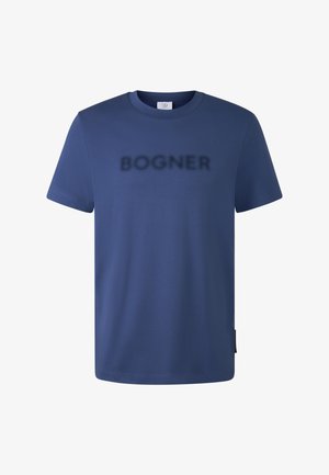 Blå kortærmet T-shirt med sløret sort "BOGNER" tekst trykt på tværs af brystet.