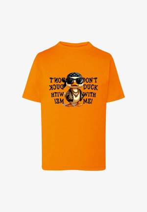 Pomarańczowa koszulka z kreskówkową kaczką w okularach przeciwsłonecznych, bandanie i łańcuchach oraz napisem „Nie zadzieraj ze mną!” stylizowanymi literami.