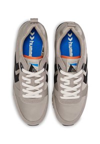 Gray sneaker with black accents, white laces, and a blue insole. Features textile and suede materials in a retro design.
