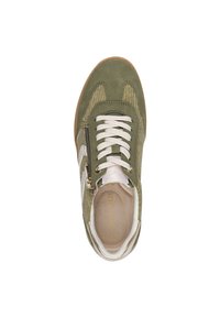 Sneaker verde oliva con tomaia in suede e tela, lacci bianchi, cerniera laterale e suola in gomma beige. Presenti leggere accenti a righe.