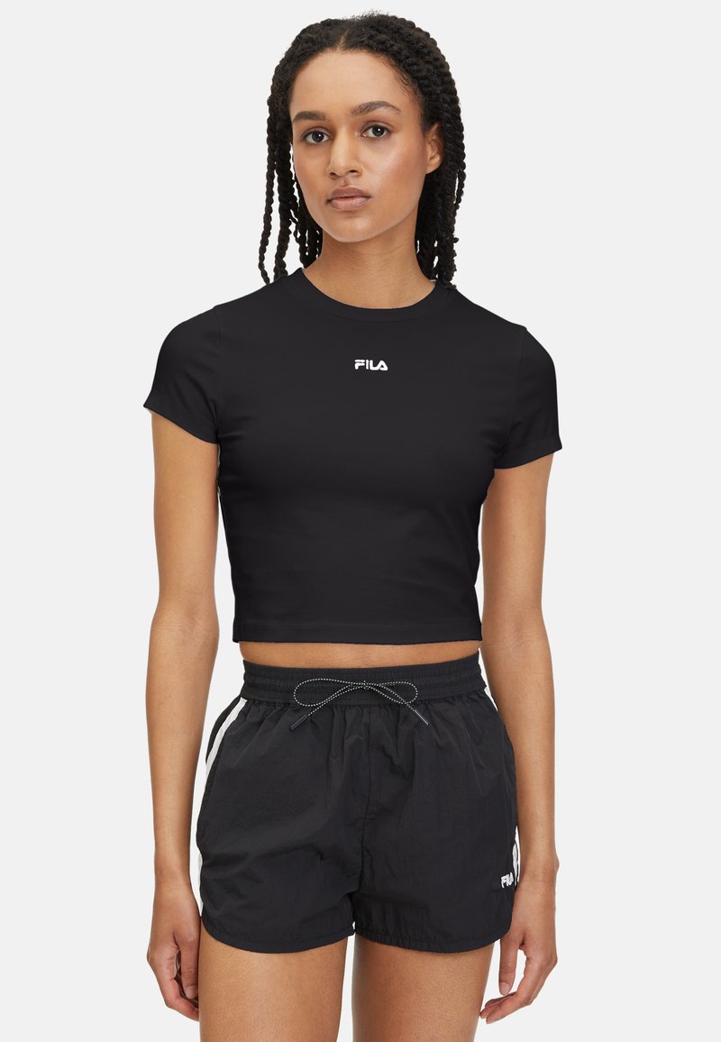 Zwart cropped t-shirt met korte mouwen en een ronde halslijn, met een wit FILA-logo op de borst. Gecombineerd met zwarte shorts met elastische taille.