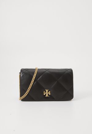 Schwarze gesteppte Lederhandtasche mit goldener Kettenriemen und einem Logo-Akzent auf der Vorderseite. Kompakte rechteckige Form, glatte Textur.