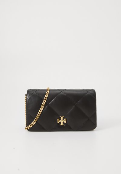Sac à main en cuir noir matelassé avec une bandoulière en chaîne dorée et un accent logo sur le devant. Forme rectangulaire compacte, texture lisse.