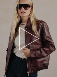 Burgundia nahast jakk tõmblukuga, soonikkoes varrukate ja kahe eesmise taskuga. Kantud hele särgi kohal, kokku sobitatud tumedate teksadega.