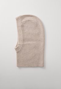 Beige ribbestrikket balaklava med rund topp og åpninger på sidene for ørene. Glatt tekstur med en tettsittende passform.