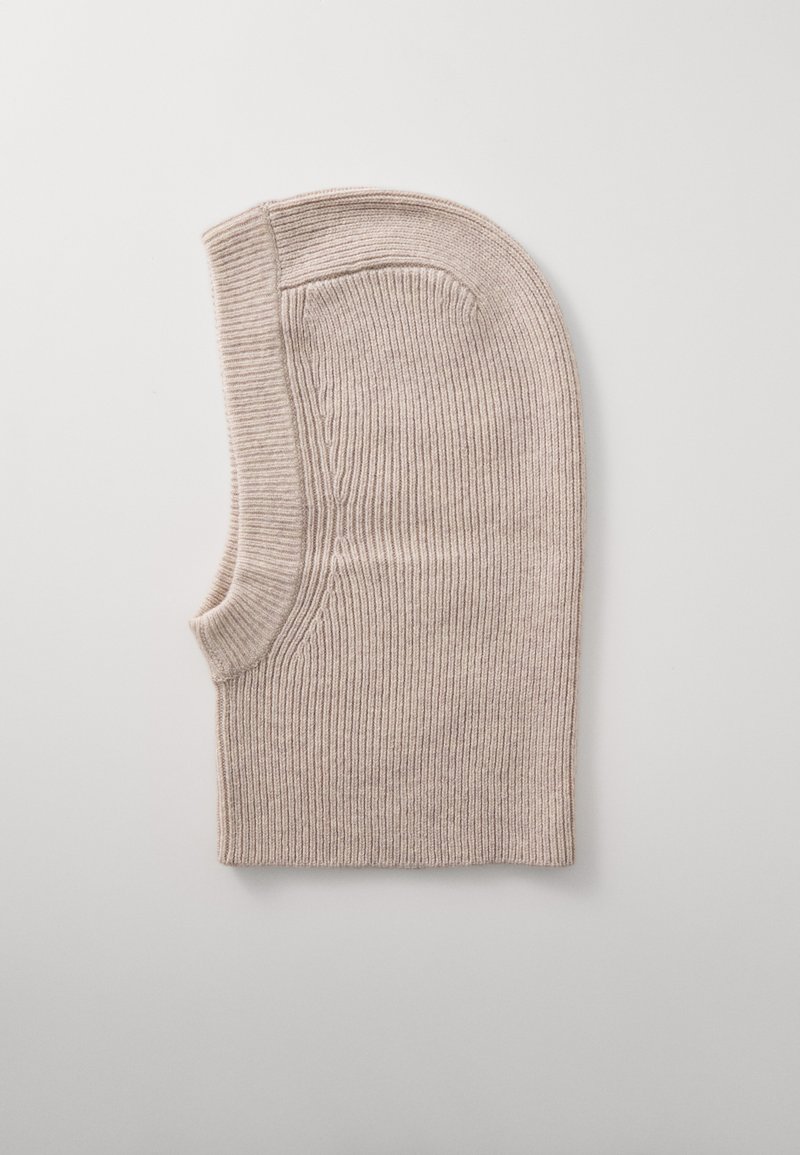 Beige ribbestrikket balaklava med rund topp og åpninger på sidene for ørene. Glatt tekstur med en tettsittende passform.