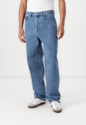 Lyseblå denim jeans med lige ben, der har lukning med knap, fem lommer og subtilt falmet tekstur.