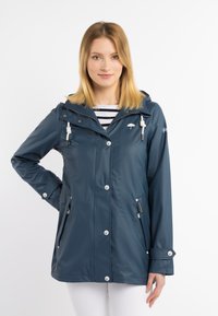 Chaqueta impermeable azul marino con capucha, botones a presión y dos bolsillos con cremallera. Presenta cordones blancos y un pequeño logo de paraguas.