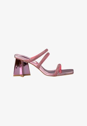Sandale à talons hauts rose avec trois sangles perles, bout carré et un talon sculpté en métal. Texture lisse avec des accents brillants.