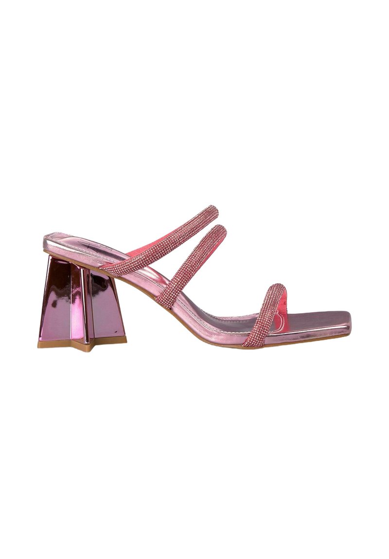 Roze hoge hak sandaal met drie kralenbandjes, vierkante neus en een gesculptureerde metalen hak. Gladde textuur met glanzende accenten.