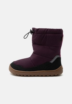 Botte d'hiver isolée violette avec des accents noirs sur l'orteil et le talon, semelle en caoutchouc marron et fermeture à cordon réglable en haut.