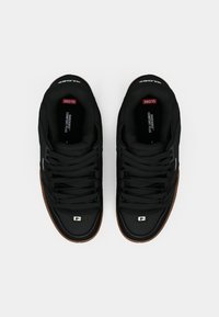 Sorte sneakers med en struktureret overflade, gummisåler og snørebånd. Har logo på tungen; mørke snørebånd komplimenterer det samlede look.