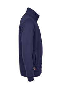 Granatowy sweatshirt z wysokim kołnierzem, boczną kieszenią, ściągaczami przy rękawach i u dołu, wykonany z miękkiego materiału, z delikatną teksturą i detalem logo.