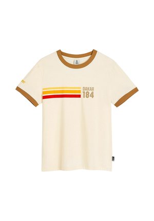Kremowy t-shirt z krótkim rękawem, brązowym kołnierzem i mankietami, trzema poziomymi paskami w żółtym i czerwonym kolorze oraz napisem "DAKAR 184" na piersi.