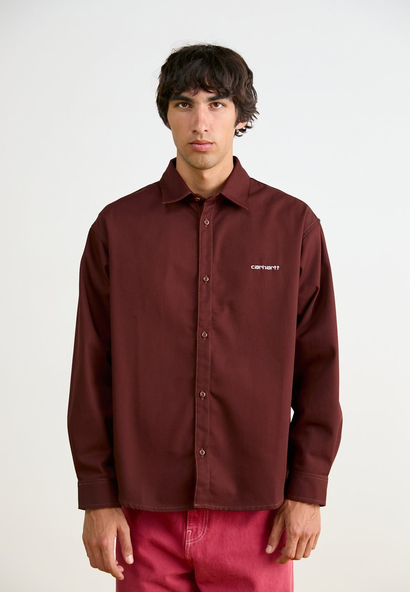 Μαρούλι μακρυμάνικη πουκάμισο, με κουμπιά, φτιαγμένο από ανθεκτικό ύφασμα, διαθέτει γιακά τύπου πιπίλα και λευκό κεντημένο λογότυπο στην αριστερή πλευρά.