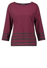 Bordeauxrotes Langarmshirt mit runder Ausschnitt, das im unteren Bereich horizontale schwarze Streifen und eine glatte Textur aufweist. Einfache Passform.