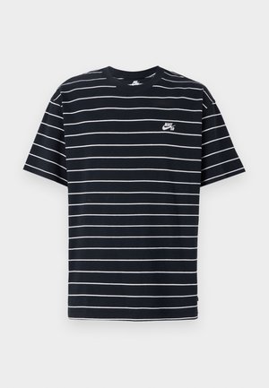 T-shirt à rayures noires et blanches avec un col rond, des manches courtes et un petit logo Nike blanc sur la poitrine gauche. Tissu en coton.