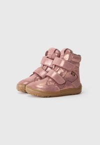 Stivaletti alla caviglia metallici rosa con doppie fibbie in Velcro, fodera in faux fur testurizzato e suola in gomma per una migliore aderenza. Design con punta arrotondata.