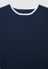 Dunkelblauer Strickpullover mit einem weißen gerippten Rundhalsausschnitt; hat eine glatte Oberfläche und ein Etikett mit der Aufschrift "Calliope S."