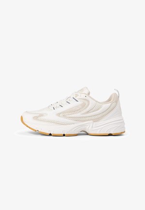 Hvide sports sneakers med mesh- og syntetiske paneler, tekstureret design, polstret krave og lysebrun gummisul. FI-logo på siden.
