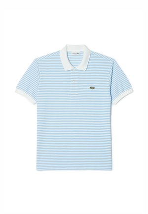 Camisa polo de rayas azules y blancas hecha de algodón con un cuello clásico, mangas cortas y un logo verde en el lado izquierdo del pecho.