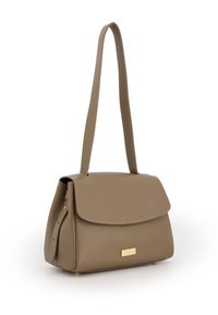 Strukturiert Tasche aus hellem Taupe Kunstleder mit einem Klappenverschluss, einem verstellbaren Schultergurt und einem goldfarbenen Logo-Akzent auf der Vorderseite.