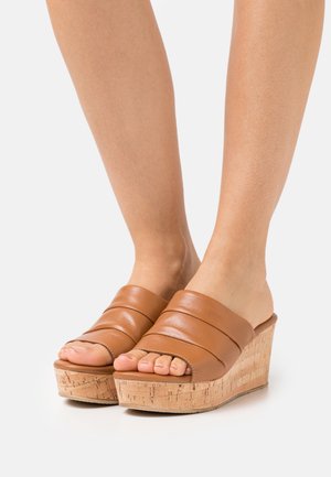 Tamaris Mules à talons - cognac