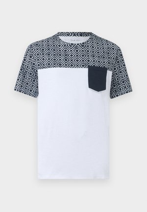 Rövid ujjú, kerek nyakú póló fehér alsó résszel, fekete-fehér geometriai mintás felső résszel és ujjal, valamint fekete mellzsebbel.