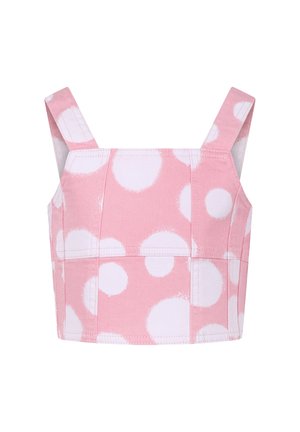 Roze crop top met witte stippen. Heeft dikke schouderbanden, een gestructureerd ontwerp en zichtbare stikseldetails. De stof lijkt glad te zijn.
