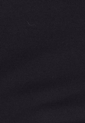 Tessuto di cotone nero con una consistenza liscia, caratterizzato da una tessitura uniforme e da minimi fili o imperfezioni visibili.