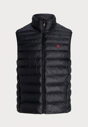 Črn puffer brezrokavnik z visokim ovratnikom, zadrgo in dvema stranskima žepoma. Ima rebrasto tkanino in majhen rdeč logotip na zgornji levi strani.
