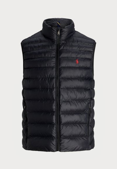 Čierny prešívaný vest s vysokým golierom, zipsom a dvoma bočnými vreckami. Obsahuje rebrovanú tkaninu a malé červené logo vľavo hore.