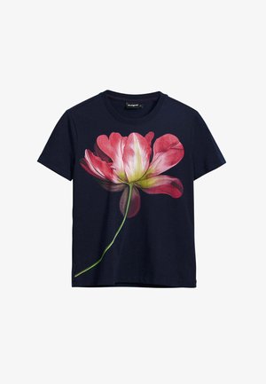 T-shirt en coton bleu marine avec un grand imprimé de fleur rose et blanche sur le devant, avec une tige verte s'étendant vers le bas.