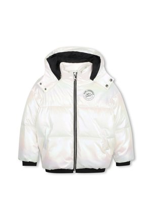Witte gewatteerde winterjas met zwarte binnenvoering, ritssluiting aan de voorkant, drukknoopjes op de capuchon en een rond logo op de borst.
