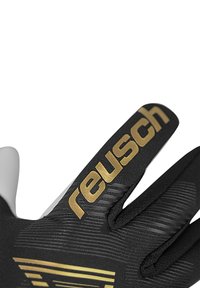 Schwarze Torwarthandschuhe mit strukturiertem Griff, ausgestattet mit einem großen goldenen "Reusch"-Logo, entworfen für optimale Leistung und Passform.