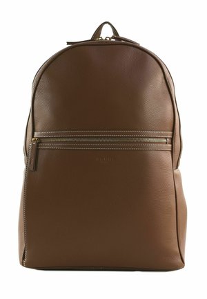 Sac à dos en cuir marron avec poche avant zippée, poignée supérieure et coutures blanches visibles sur une surface lisse et texturée.