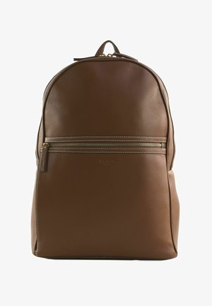 Sac à dos en cuir marron avec poche avant zippée, poignée supérieure et coutures blanches visibles sur une surface lisse et texturée.