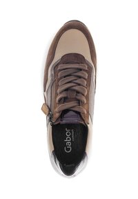 Tan en bruine sneaker met suède en leren panelen, ronde neus, veters en een zijrits voor gemakkelijke toegang. Gabor comfort merknaam binnenin.