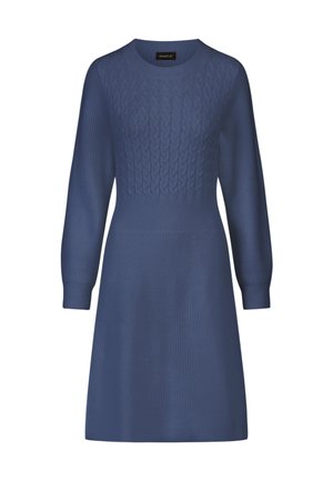 Vestido de punto acanalado azul con mangas largas y cuello redondo. Presenta un patrón de trenzas texturizado en el torso y una falda acampanada.