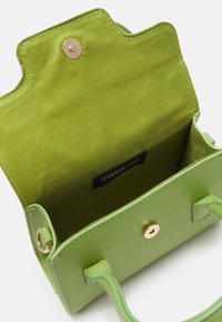 Borsa a tracolla verde in ecopelle con un design strutturato, cuciture crema, chiusura a scatto oro e un interno in satin con etichetta del marchio.