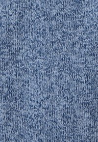 Tejido de punto en tonalidades variadas de azul, con una superficie texturizada y un patrón que presenta un aspecto suave y ligeramente jaspeado.