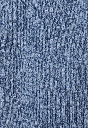 Tessuto lavorato a maglia in diverse tonalità di blu, caratterizzato da una superficie testurizzata e decorata con un aspetto morbido e leggermente melangiato.