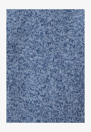 Tejido de punto en tonalidades variadas de azul, con una superficie texturizada y un patrón que presenta un aspecto suave y ligeramente jaspeado.